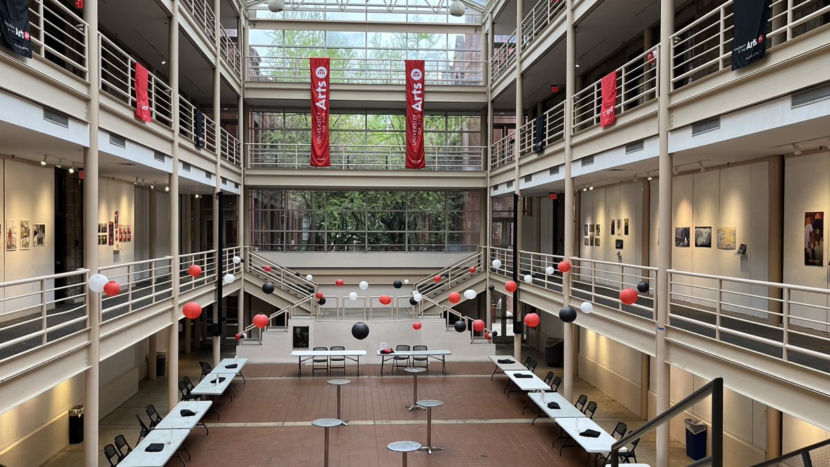 DWSchoner's tweet photo. #AdvancingHumanCreativity
🎻➕🎭➕✍🏼➕🎶➕🎞️➕💃🏿➕🗣️➕📸
One of the biggest things I truly appreciate about the @UArts is the meeting place the “Living Steps” have become in Hamilton Hall as a central meeting place for events.
This atrium is amazing. What an asset. https://t.co/vLMT2fluqa