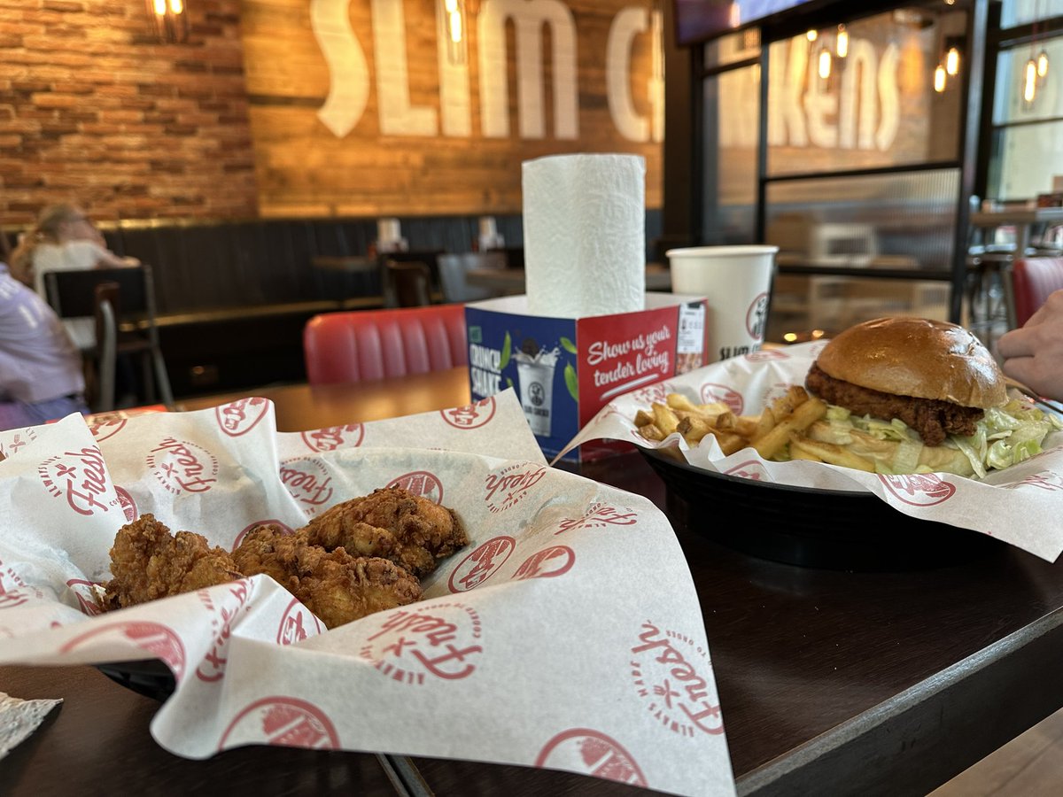 JustLookin07's tweet photo. I’m not one for fast food (usually) but when they play @thecharlatans #TOOIK (and some other decent tunes) it’s a winner for me! Food was delish too, I’ll be back! #SlimChicken #TraffordCentre #manchester https://t.co/Siu1BMH7Ma