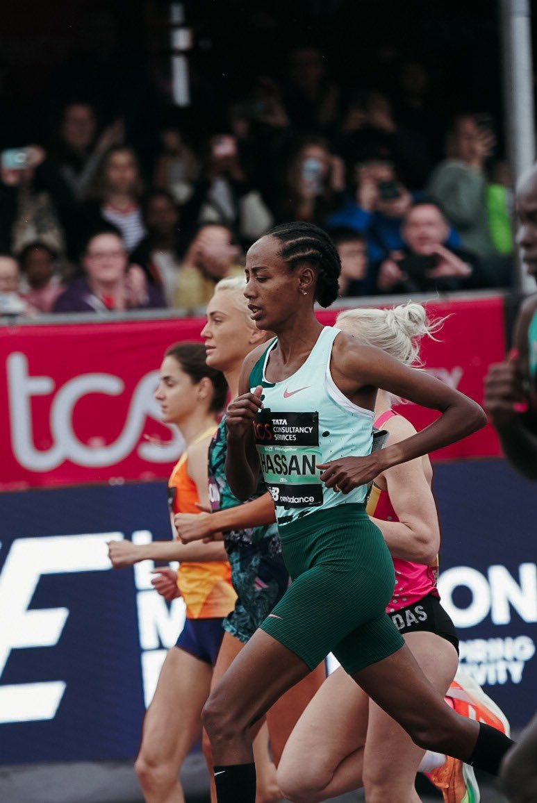 Wauw! Sifan Hassan wint London Marathon! 💥 Wat een race en wat een debuut, ze loopt 2:18.33, Nederlands record! Onderweg stopt ze twee keer kort met kramp en loopt vervolgens terug naar kopgroepen wint! 👇🏽

hardloopnetwerk.nl/londen-maratho…