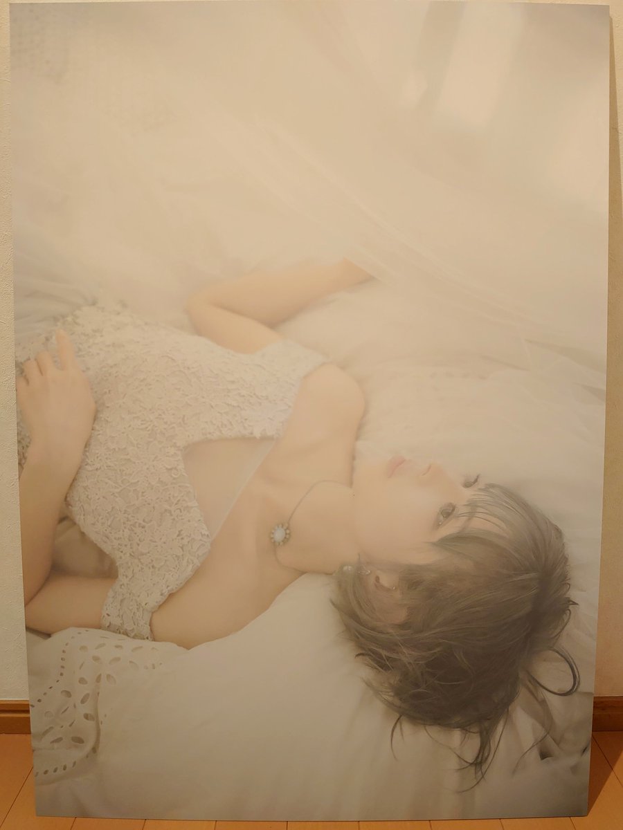 KUROakaDohentai's tweet photo. そして
柔らかい光の中で横たわる女神もが
そしてそして
写真展で涙する人続出だった、純粋無垢な笑顔の女の子(シークレットエリア展示だったので念のため加工してます)
もちろんどのパネルが届いても嬉しいんですが、もう最上級に満足です😭✨
ありがとうございました！🙏☺️💜
#最上もが #MOGASTYLE https://t.co/49ApdKrPaa