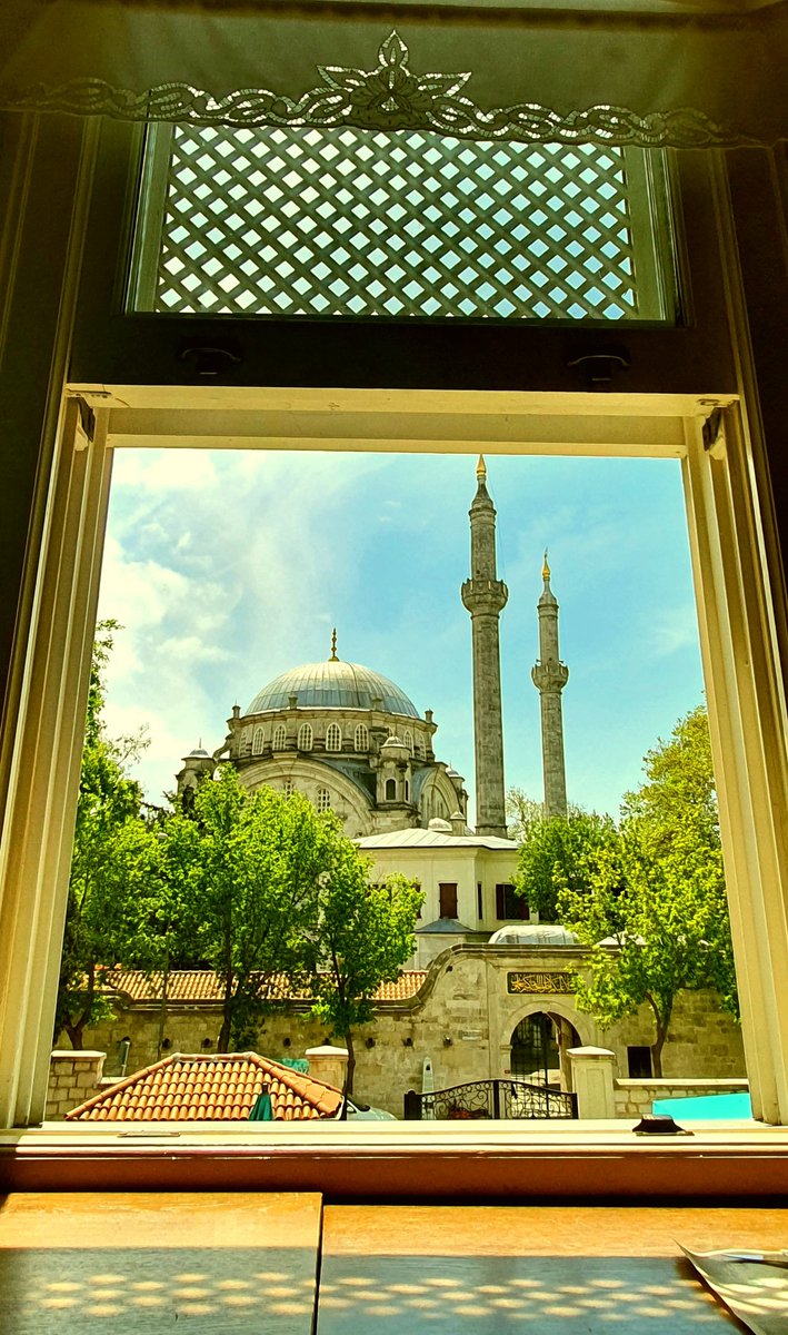 Çizecek ressam mı var? Tuvaller de çok dar,
Hangi tabloya sığar, güzelim Üsküdar? ..
(Ekrem Şama) 

🚩Üsküdar / Selimiye