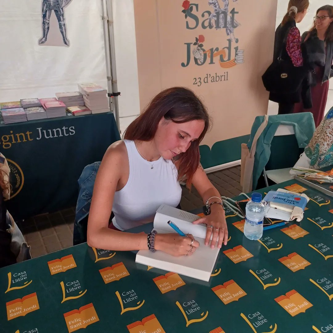 Viviendo #SantJordi2023 #DiaDelLibro con <a href="/LidiaCiR/">Lidia Writer</a> y <a href="/antonio_runa/">Antonio Runa</a> <a href="/Planetadelibros/">PlanetadeLibros</a>