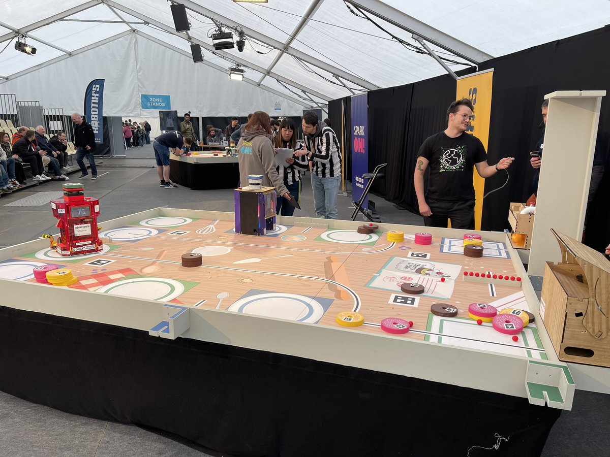 On a fait un match rigolo mais avec un score plus faible que prévu (37pts) et on a eu une légère rencontre qui s’est terminée sans conséquences pour la fin de notre match. Cc <a href="/VRAC_robotique/">VRAC robotique</a>