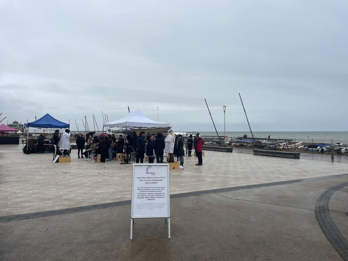 Soapbox science today in Brighton! Even in a rainy day our speakers manage to draw some attention 🥼👩‍🔬@SoapboxScience @SussexUni #WomenInSTEM