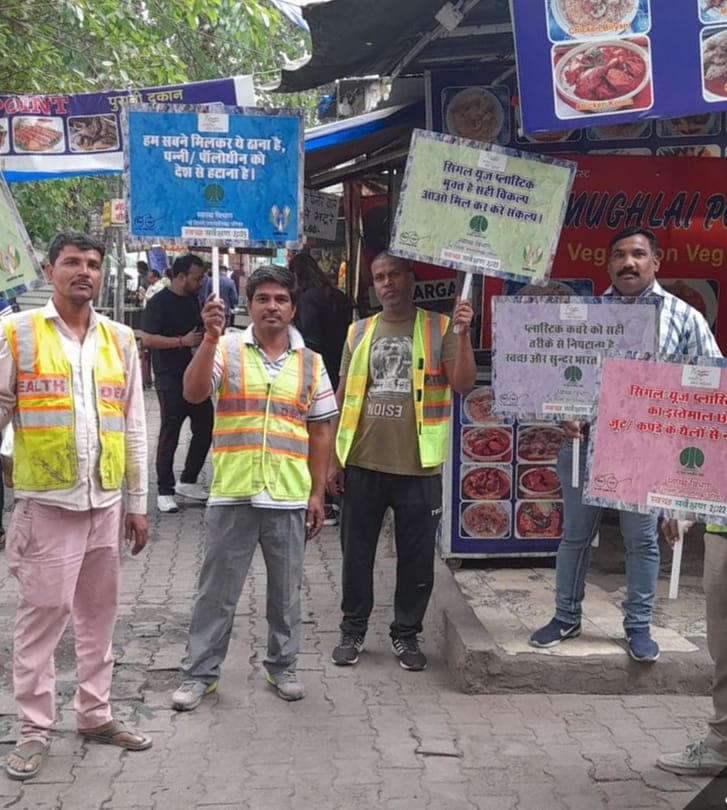 tweetndmc's tweet photo. Public Health Team #NDMC is creating awareness about #SwacchSurvekshan2023 and discouraging Single Use Plastic usage at Basrurkar Market and Sarojini Nagar, New Delhi.
#G20India
#BanonSingleUsePlastic
#SwachhSurvekshan2023
@DeepaAthlete https://t.co/lU2PmSLl2u