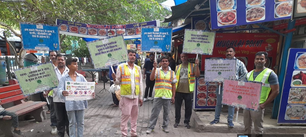 tweetndmc's tweet photo. Public Health Team #NDMC is creating awareness about #SwacchSurvekshan2023 and discouraging Single Use Plastic usage at Basrurkar Market and Sarojini Nagar, New Delhi.
#G20India
#BanonSingleUsePlastic
#SwachhSurvekshan2023
@DeepaAthlete https://t.co/lU2PmSLl2u