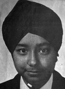 Erst drei Jahre vor dem Tod von Blair Peach wurde Gurdip Singh Chaggar (04.06.1976) von einer rassistischen & faschistischen Jugendbande in Southall ermordet. Der Mord an Gurdip Singh Chaggar löste die sog. #SouthallRiots aus.