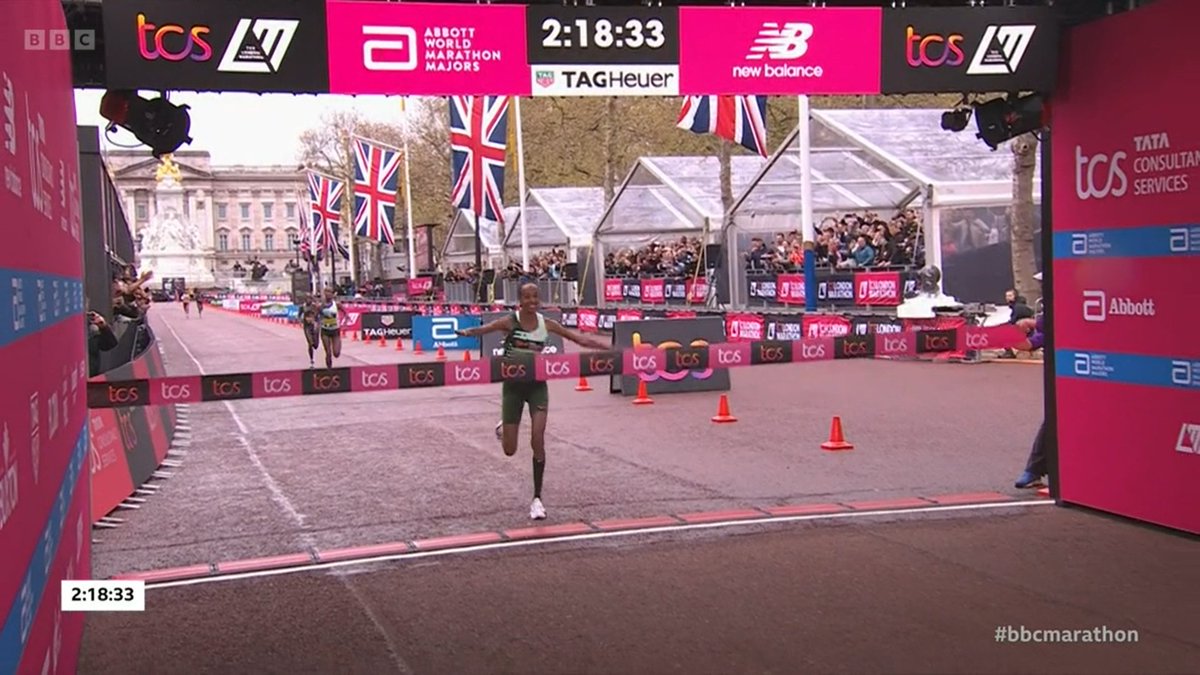 jgault13's tweet photo. Sifan Hassan wins the 2023 London Marathon in 2:18:34 in one of the most remarkable races in marathon history.

Hassan, a world champ at 1500m who had to stop 2x to stretch her quad during mile 12, comes from behind to beat one of the greatest marathon fields ever in her debut. https://t.co/yKy1nrVFy3