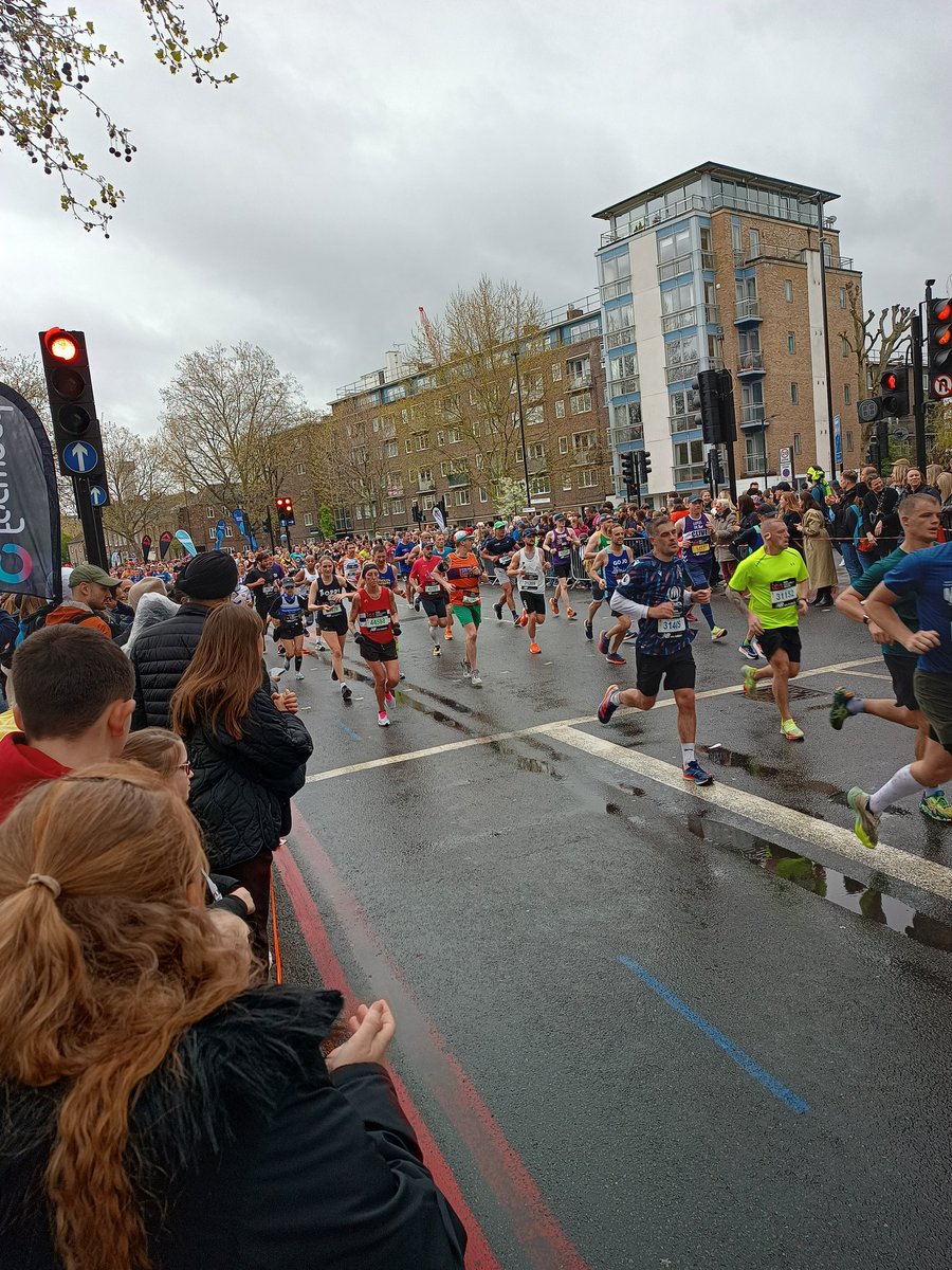 alsameraia's tweet photo. The usual super Bermondsey welcome to amazing #LondonMarathon runners https://t.co/bX68V0h1mt