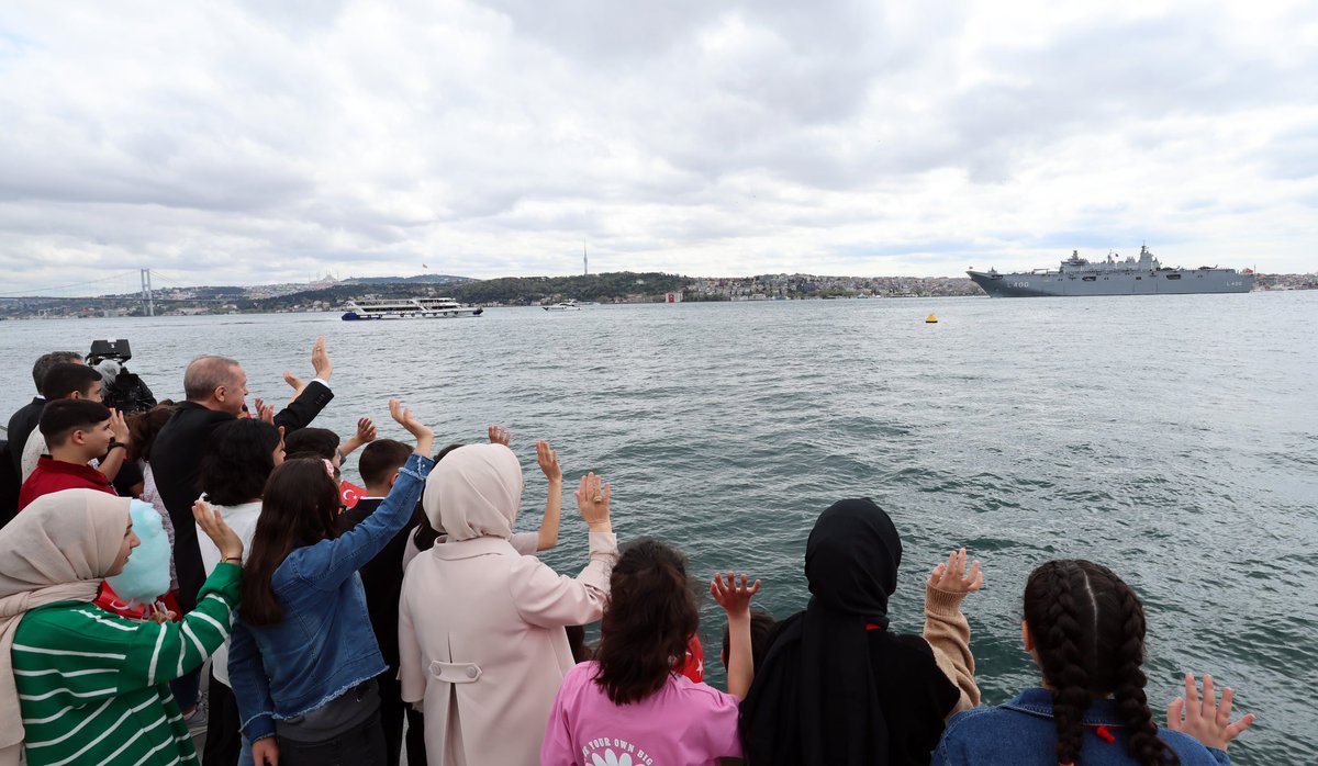 prof_mahmutozer's tweet photo. 23 Nisan Ulusal Egemenlik ve Çocuk Bayramı’nı kutladığımız bu özel günde TCG Anadolu gemimizin İstanbul Boğazı’ndan geçişi sırasında Cumhurbaşkanımız @RTErdogan’ı selamlamasına depremzede evlatlarımızla eşlik ettik. 

#23NisanKutluOlsun https://t.co/M7t5luEjUM