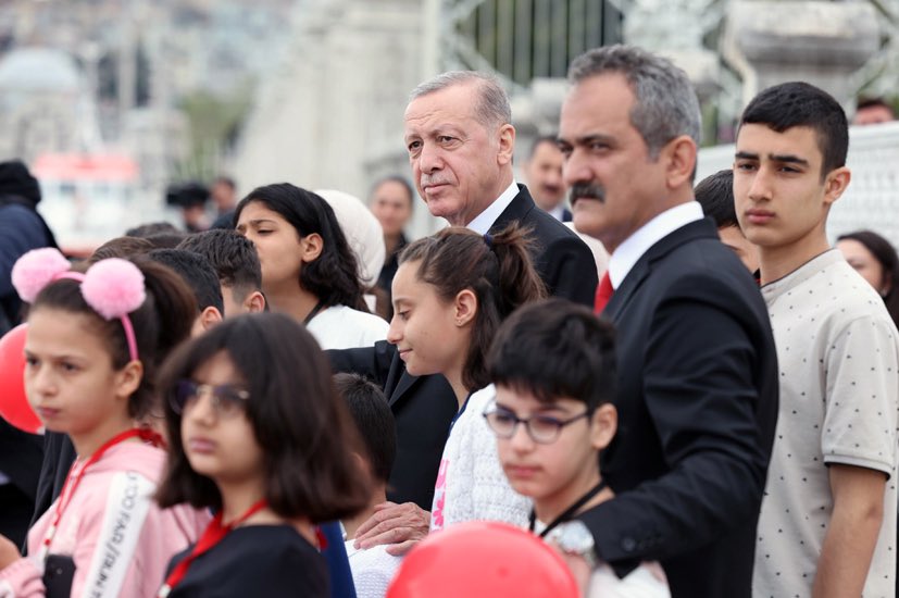 23 Nisan Ulusal Egemenlik ve Çocuk Bayramı’nı kutladığımız bu özel günde TCG Anadolu gemimizin İstanbul Boğazı’ndan geçişi sırasında Cumhurbaşkanımız <a href="/RTErdogan/">Recep Tayyip Erdoğan</a>’ı selamlamasına depremzede evlatlarımızla eşlik ettik. 

#23NisanKutluOlsun