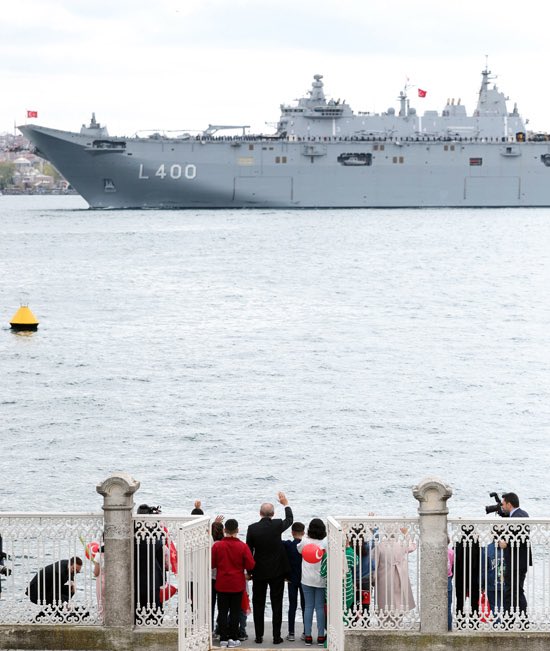 prof_mahmutozer's tweet photo. 23 Nisan Ulusal Egemenlik ve Çocuk Bayramı’nı kutladığımız bu özel günde TCG Anadolu gemimizin İstanbul Boğazı’ndan geçişi sırasında Cumhurbaşkanımız @RTErdogan’ı selamlamasına depremzede evlatlarımızla eşlik ettik. 

#23NisanKutluOlsun https://t.co/M7t5luEjUM