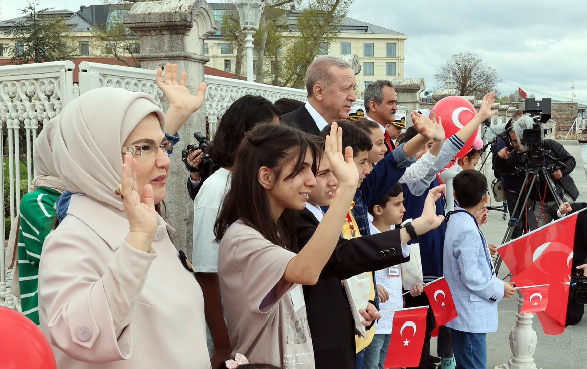prof_mahmutozer's tweet photo. 23 Nisan Ulusal Egemenlik ve Çocuk Bayramı’nı kutladığımız bu özel günde TCG Anadolu gemimizin İstanbul Boğazı’ndan geçişi sırasında Cumhurbaşkanımız @RTErdogan’ı selamlamasına depremzede evlatlarımızla eşlik ettik. 

#23NisanKutluOlsun https://t.co/M7t5luEjUM