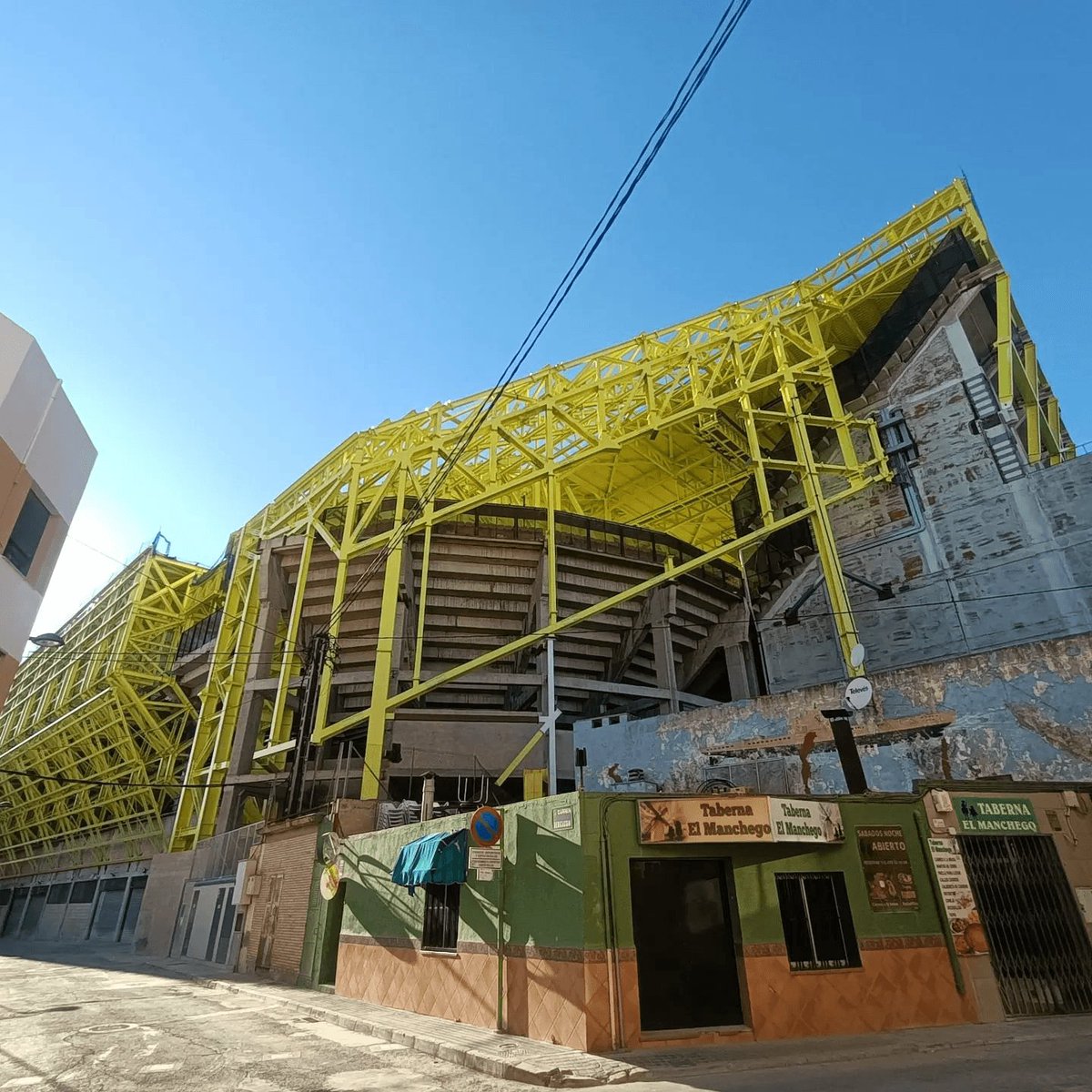 las3_torres's tweet photo. Villarreal es el sitio más raro en el que he estado nunca. Un lugar con aspecto de pueblo pero con todas las franquicias de alimentación y comercio que existen. Un estadio del siglo XXI pero con la Taberna "El Manchego" inserta en su perímetro. https://t.co/XamF70YvgJ