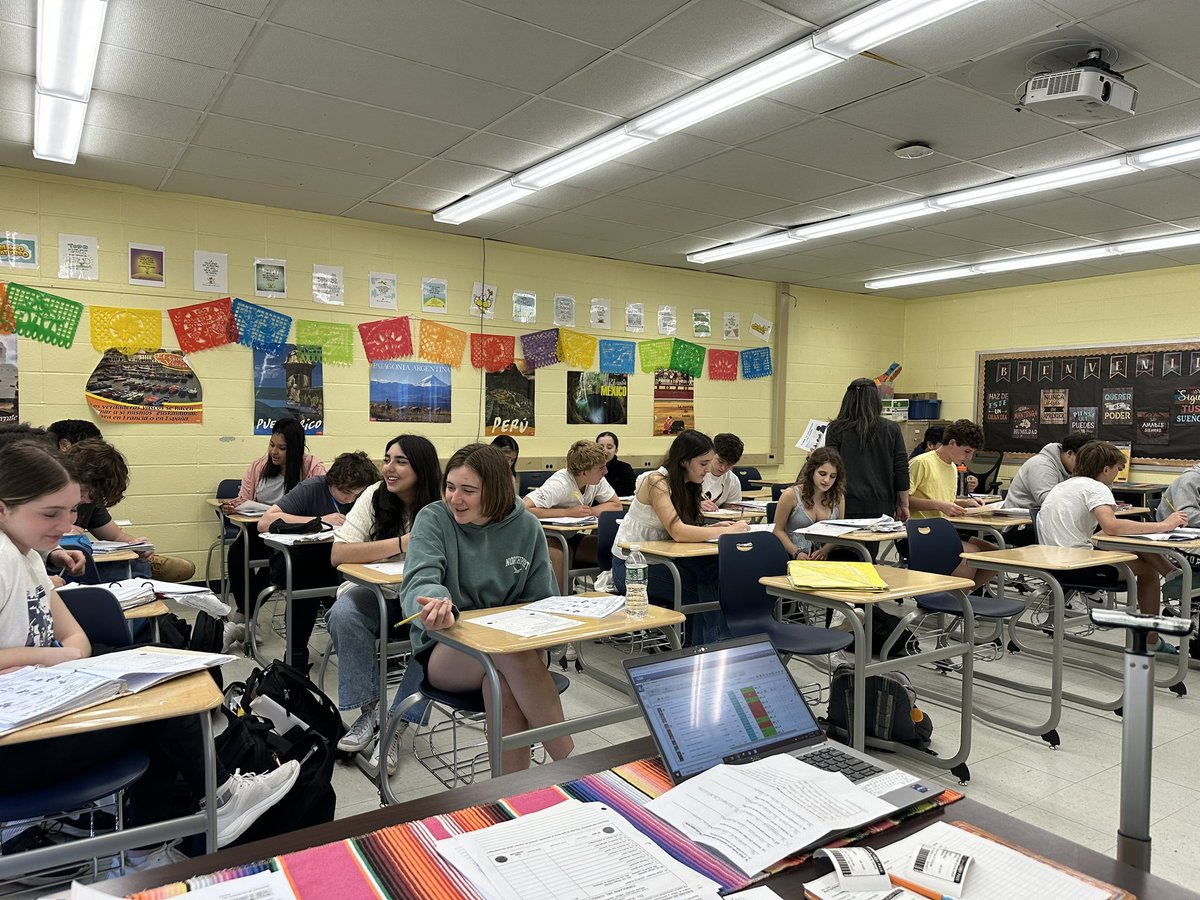 MmeNesfield's tweet photo. Sra. Ramos and her students @Northport_HS are engaged in real world Spanish language dialogues #interpersonal #contextualized #targetlanguage https://t.co/L6cTWdQKt0