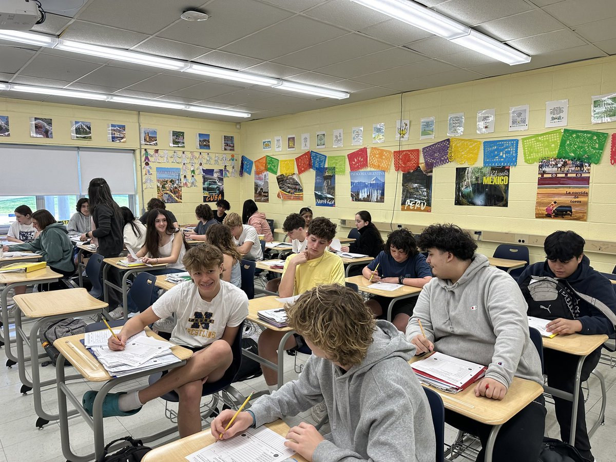 MmeNesfield's tweet photo. Sra. Ramos and her students @Northport_HS are engaged in real world Spanish language dialogues #interpersonal #contextualized #targetlanguage https://t.co/L6cTWdQKt0