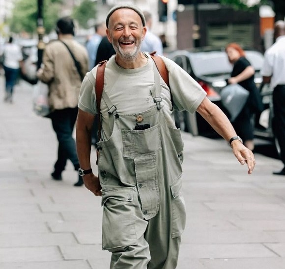 " تخيَّل كيف أنك من الممكن أن تجعل إنساناً قلبه بحجم الكف، يشعر أن الأرض لا تسعه من شدة الفرح.. كيف أنه بمجرد كلمة واحدة منك ـ كلمة لا تكلفك شيئاً ـ ولكنها تعني له مِلء الأرض فرحاً " (م)

#جماليات 
#كل_عام_وانتم_بخير