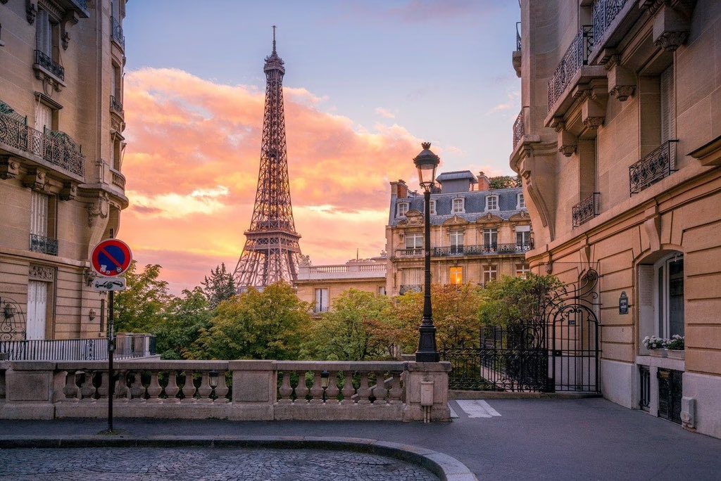 GossipRoomOff's tweet photo. 🚨 Rihanna et A$AP Rocky ont pour projet d’acheter une maison à Paris. La famille s’agrandissant ils sont à la recherche d’une propriété sécurisée dans la capitale française. 

Ils auraient visité plusieurs propriétés entre 3h et 5h du matin afin de passer inaperçus ! 🏡🇫🇷 (via PopBase)