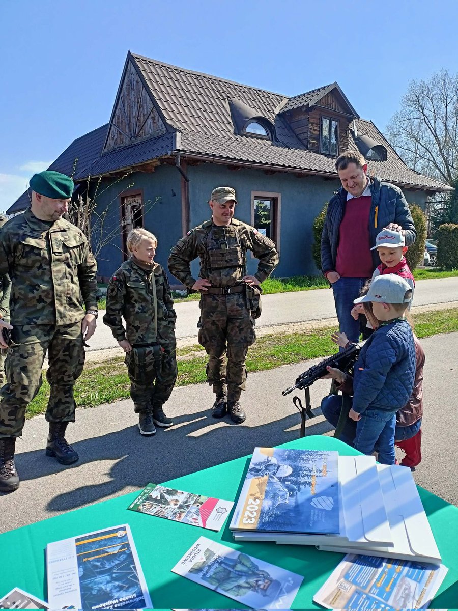 WCR_NowyTarg's tweet photo. ✅ Dzisiaj jesteśmy obecni na Lotnisku Nowy Targ #EPNT gdzie działamy ramię w ramię z #11MBOT  @terytorialsi 💪
✅ Na punkcie promocyjnym obejrzycie sprzęt oraz zapoznajcie się z różnymi formami służby- w tym #dobrowolnaZSW 
◾◾◾
@ZolnierzRP @MON_GOV_PL https://t.co/buuRnSG9zl