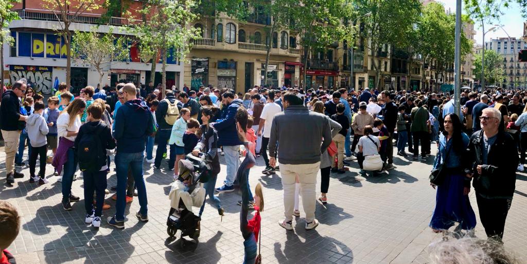 SomSantAntoni's tweet photo. Som Sant Antoni amb l'ajuda del veïnat hem traslladat col·laborativament l'intercanvi de cromos a la Ronda Sant Antoni, on tots estan contents i agraïts pel canvi ja que tenen més espai. https://t.co/Y0ce7Snhmb