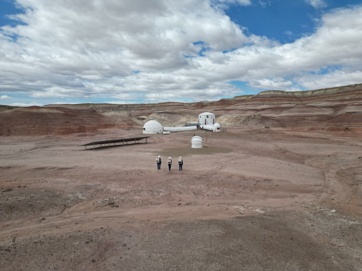 hypatia_mars's tweet photo. Dia 6:  Dia de neteja (de l'estació i de l'exterior)! És essencial mantenir la integritat de l'entorn i reduir l'impacte de la presència humana🫧

Per promoure la salut física (i mental), la #BackUp #CrewEngineer ha desenvolupat taules d'exercicis personalitzats per a cadascuna💪 https://t.co/K8lH4DfdEn