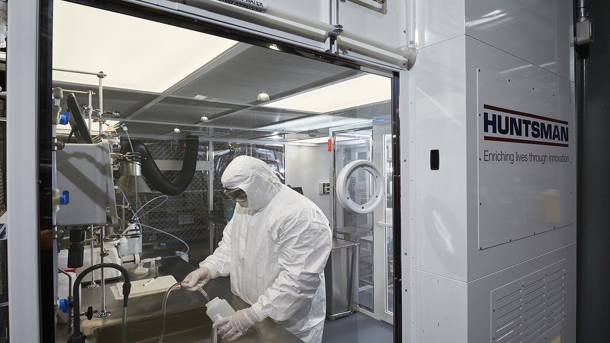 Huntsman_Corp's tweet photo. Huntsman's state-of-the-art class 100 cleanroom is the heart of innovation for our high-purity E-GRADEยฎ amines. Here, our scientists perfect new purification techniques. To learn more visit: https://t.co/3xUVDI1ygX
#Huntsman #Innovation #PerformanceProducts #amines https://t.co/8fV6pT12pc