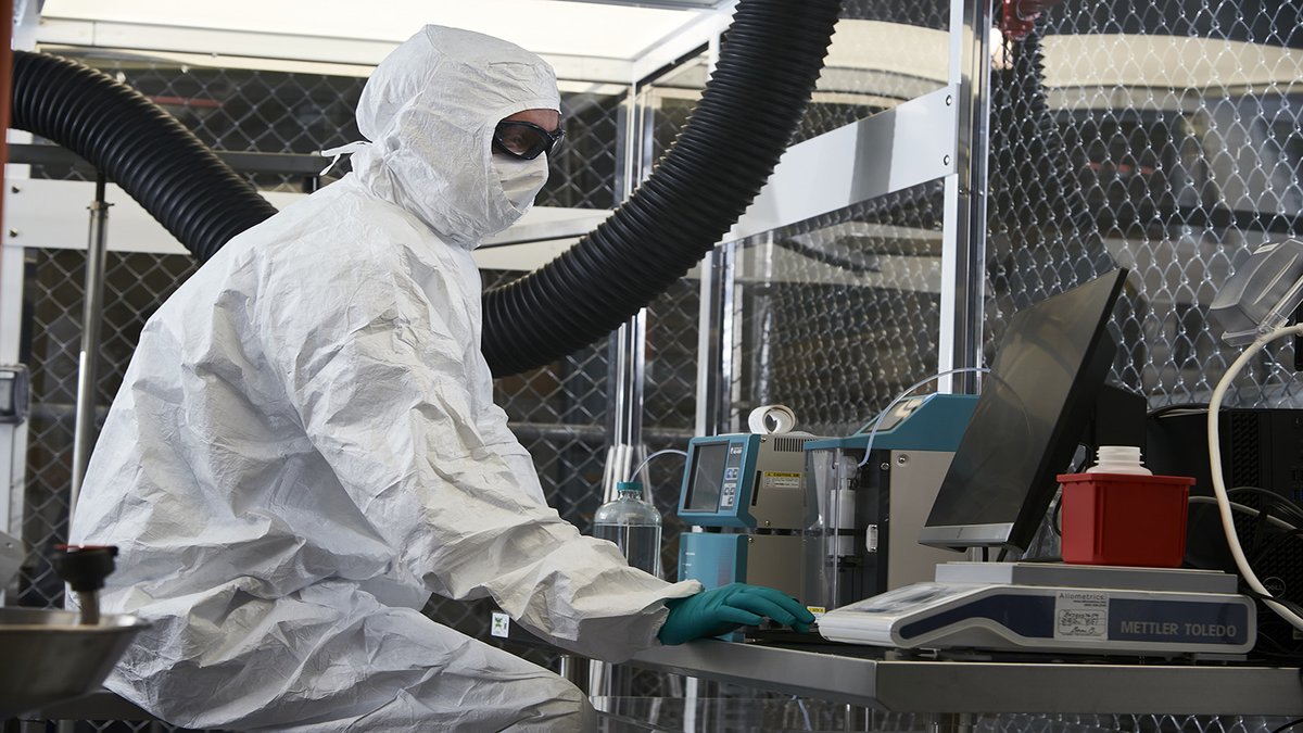 Huntsman_Corp's tweet photo. Huntsman's state-of-the-art class 100 cleanroom is the heart of innovation for our high-purity E-GRADEยฎ amines. Here, our scientists perfect new purification techniques. To learn more visit: https://t.co/3xUVDI1ygX
#Huntsman #Innovation #PerformanceProducts #amines https://t.co/8fV6pT12pc