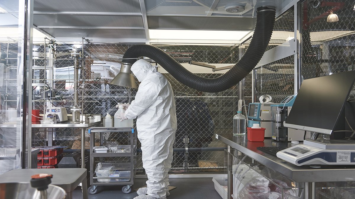 Huntsman_Corp's tweet photo. Huntsman's state-of-the-art class 100 cleanroom is the heart of innovation for our high-purity E-GRADEยฎ amines. Here, our scientists perfect new purification techniques. To learn more visit: https://t.co/3xUVDI1ygX
#Huntsman #Innovation #PerformanceProducts #amines https://t.co/8fV6pT12pc