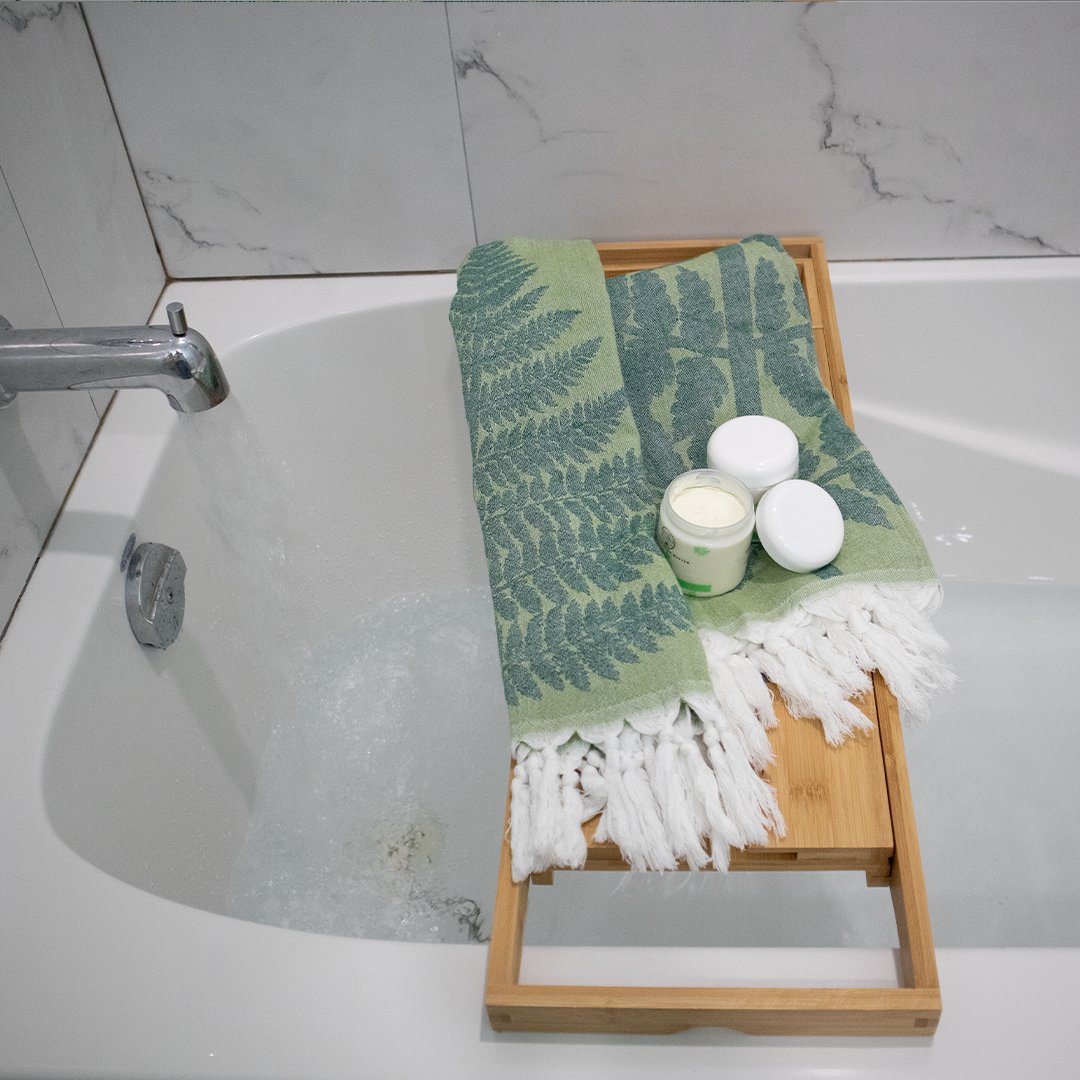 GIFT SETs are available for a limited time only. This April, enjoy our beautiful fern towels alongside a green tea body wash &amp; butter from our friends at @tsblends
Our two small businesses are here to make gift giving easy!
Shop online pompandsass.ca today