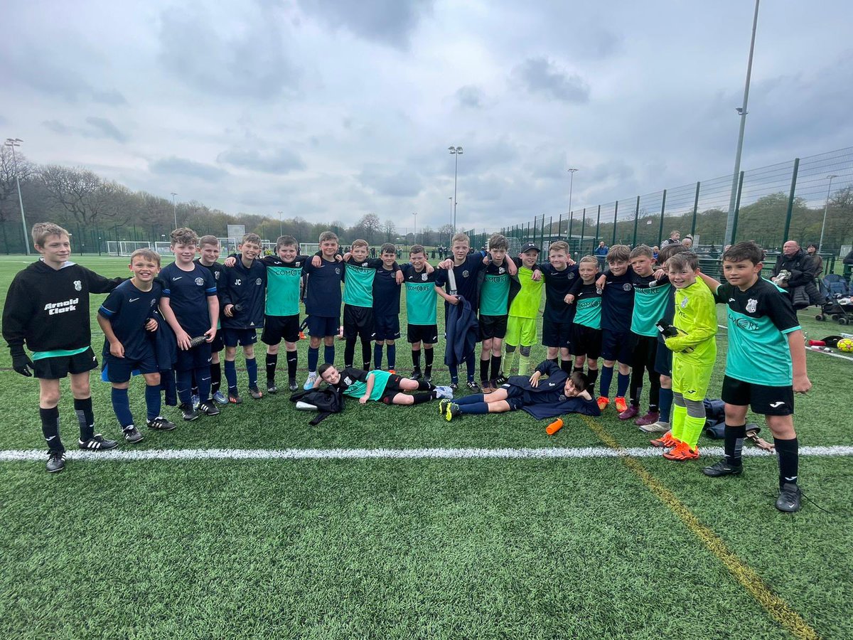 Venny_JFC's tweet photo. Grassroots football at its best this morning👏🏼 We finished on level points with Beechwood so shared the league. The smile on both sets of players was a joy to see and seeing them celebrate together topped it⚽️  Champions🏆 https://t.co/OzHd0iwXJc