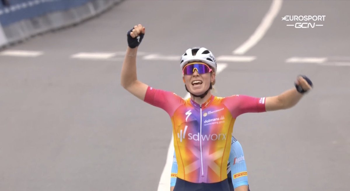 Sería tremendamente injusto que quedara eclipsado lo que está haciendo esta mujer en el ciclismo: triplete ardenero para Demi Vollering, la digna sucesora de Anna van der Breggen. #LBLwomen