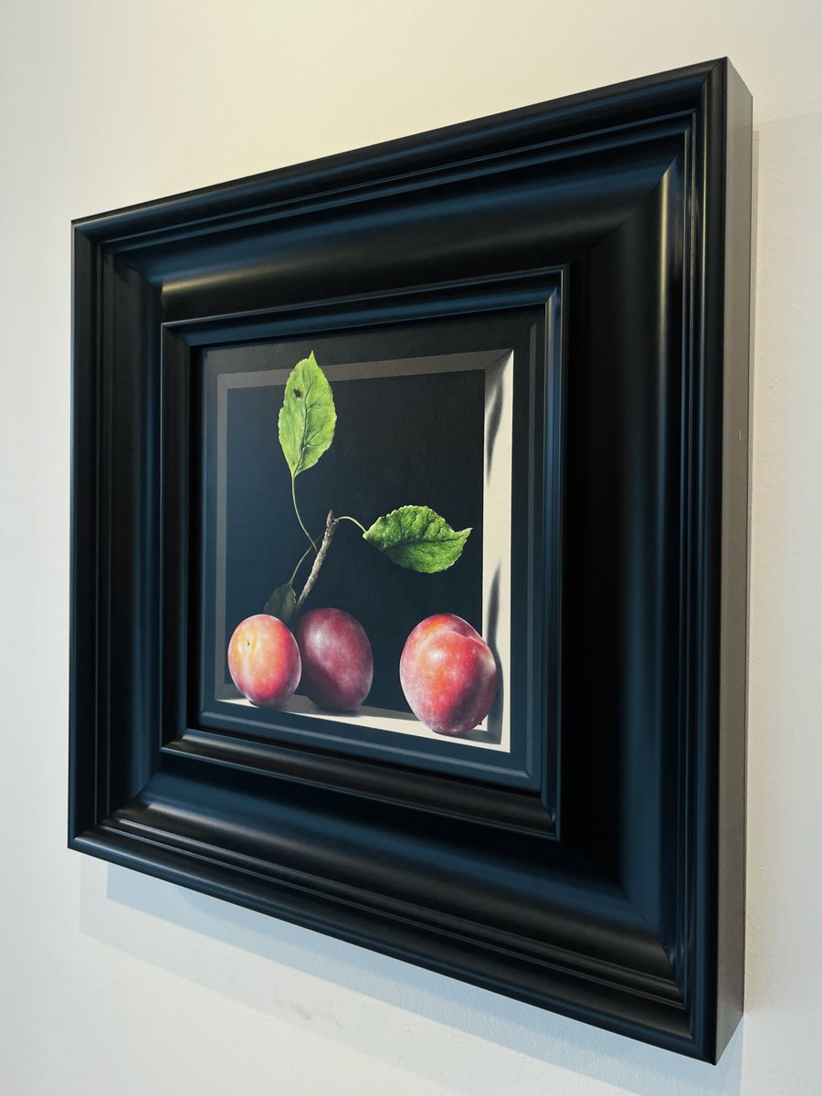 Scot Colin Wilson pushes the  boundaries of the traditional still life style, implying apples composed in an illusionistic box - it’s impossible to decipher where the  frame ends and the painting begins! #stilllifepainting #edinburgh #apples #scotland #illusion #beyondrealistic