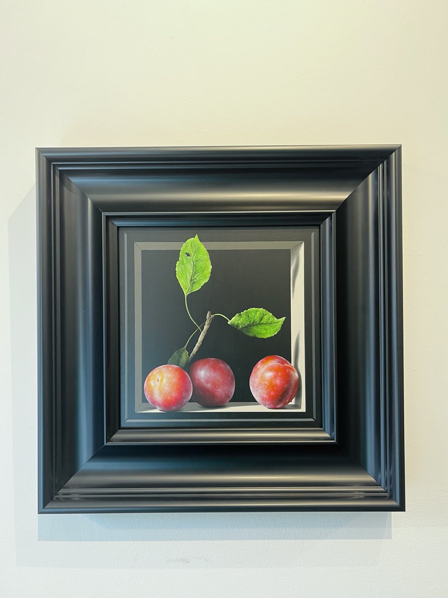 SignetArt's tweet photo. Scot Colin Wilson pushes the  boundaries of the traditional still life style, implying apples composed in an illusionistic box - it’s impossible to decipher where the  frame ends and the painting begins! #stilllifepainting #edinburgh #apples #scotland #illusion #beyondrealistic https://t.co/EcwDgm9eVk