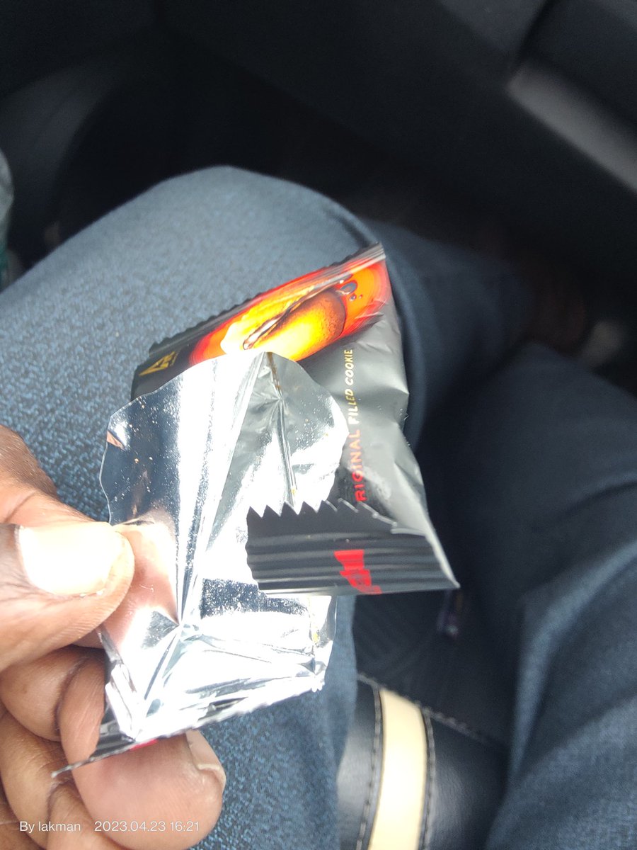 Lakman2020's tweet image. Shiny plastic paper is burnt on the Road side. Why ?  Bitter Truth Can&apos;t be Recycled ?. #PMOIndia #pollution  #tnpcb #Packaging