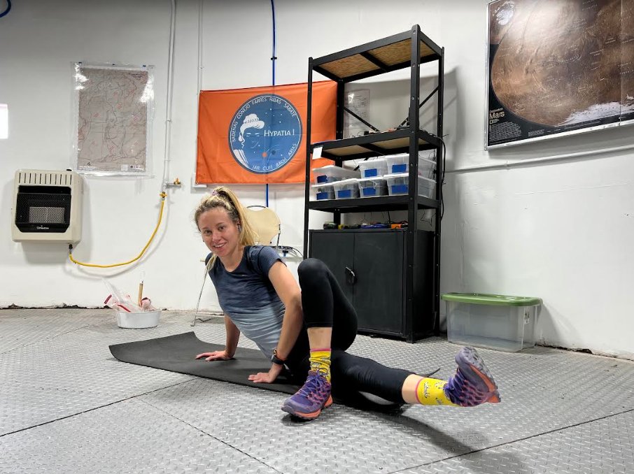 hypatia_mars's tweet photo. Day 6: Cleaning day (of the station and the outside)! It's essential to maintain the integrity of the environment and reduce the impact of human presence🫧

To promote physical (and mental) health, our #BackUp #CrewEngineer developed personalized exercise tables for the crew💪 https://t.co/Z7jdyokOX7