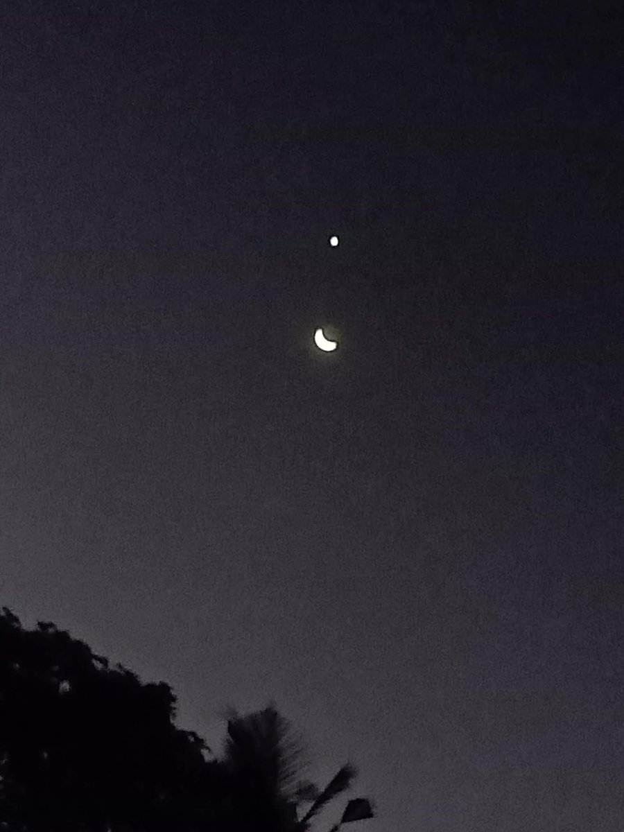 jinjinologist's tweet photo. its getting closer and closer each night 🥺🌙 bin—ah are you almost there? #문빈 

last night                                 tonight
4/22                                           4/23 https://t.co/2rWLCMhuuH