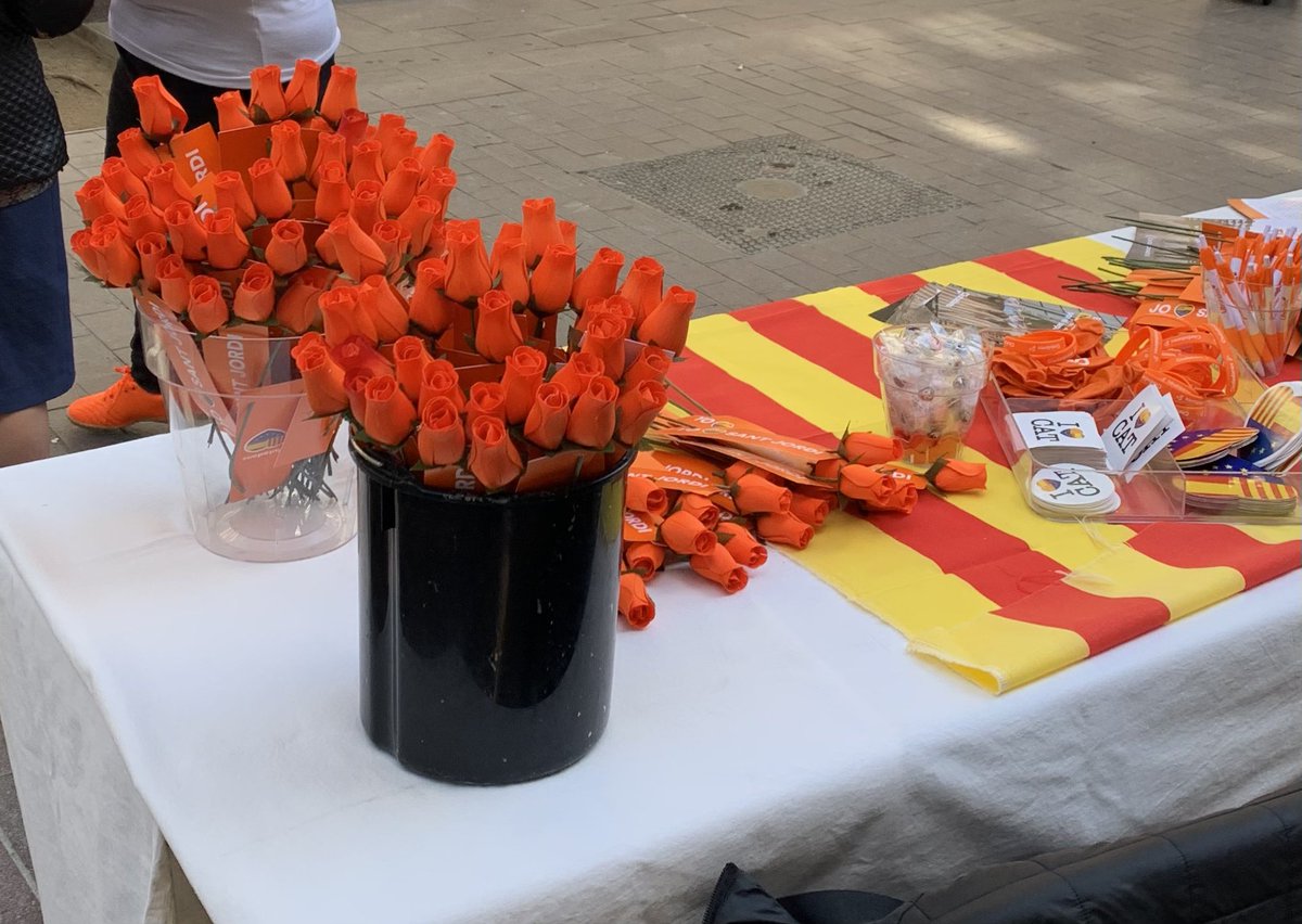 CsMontcada's tweet photo. 1500 🌹 gracias a los vecinos de #MontcadaiReixac una mañana más escuchando a nuestros vecinos. #SantJordi2023 #ContamosContigo🍊 https://t.co/gLJpnU1Pbi
