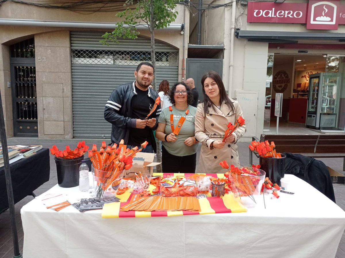 CsMontcada's tweet photo. 1500 🌹 gracias a los vecinos de #MontcadaiReixac una mañana más escuchando a nuestros vecinos. #SantJordi2023 #ContamosContigo🍊 https://t.co/gLJpnU1Pbi
