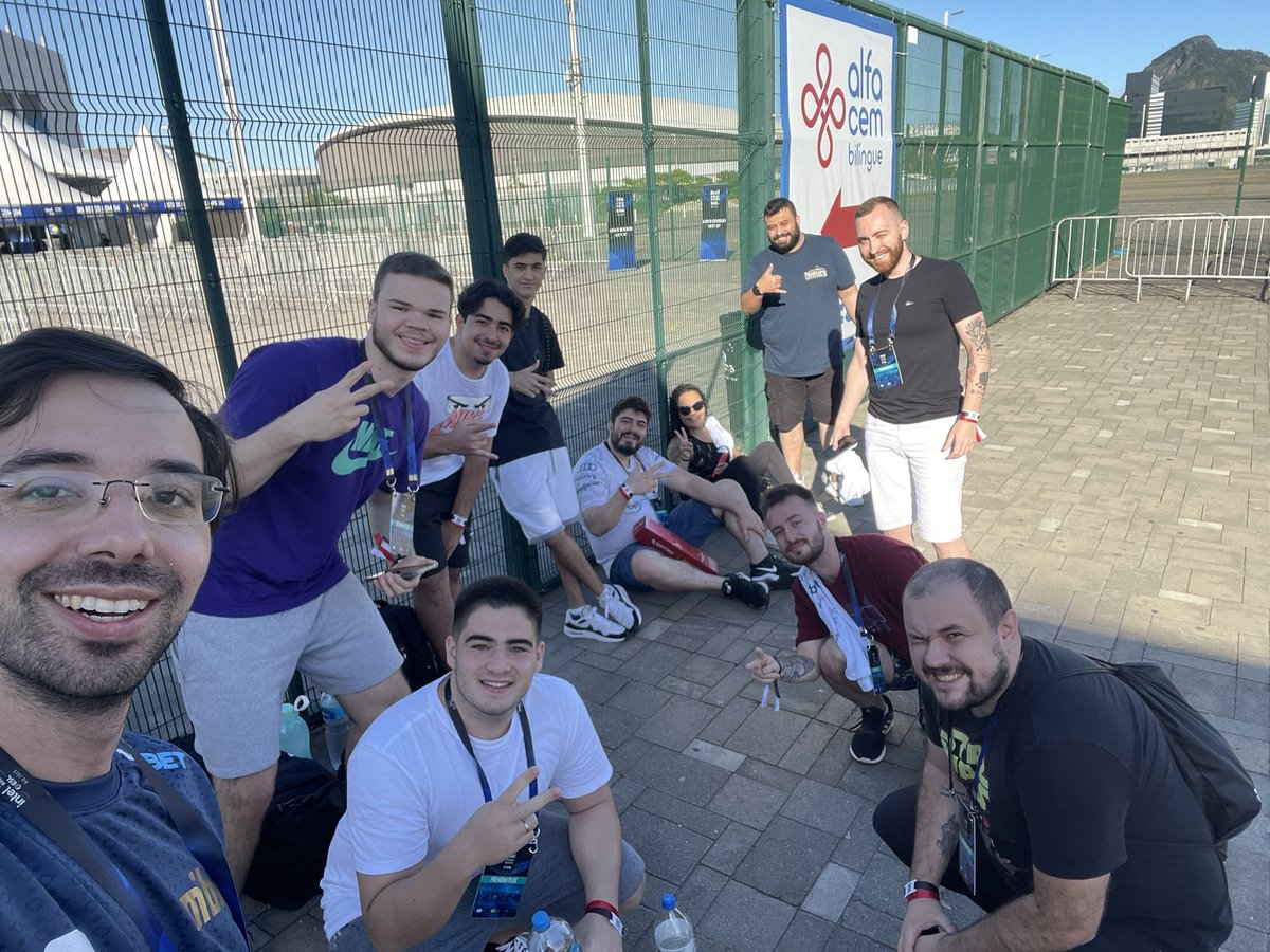 capiau03's tweet photo. @FalleNCS @imperialesports @MIBR @HEN1 @eslbrasil esperando pra signing session https://t.co/MtsvTocGWD