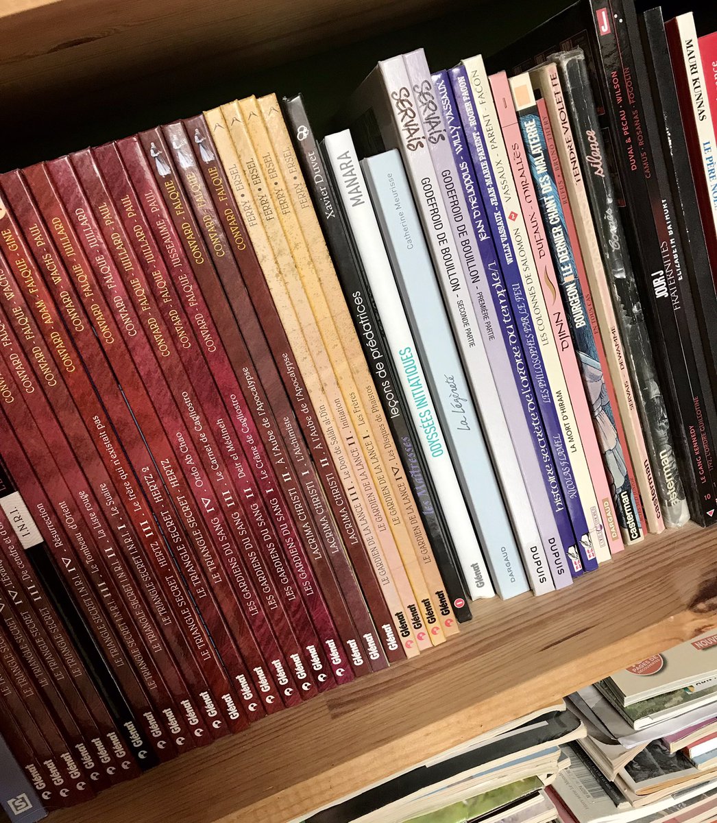 EveFlament's tweet photo. Vue plongeante sur la bibliothèque après avoir raté un plaquage pour attraper le chat. 2 genoux au sol et échappé de peu à la tête dans les rayonnages 😵💫 Je ne suis pas JP Rives 😉 Penser a faire les poussières 🙄 #dimanchezen #livres #putaindechat https://t.co/M3HqP2cLkR