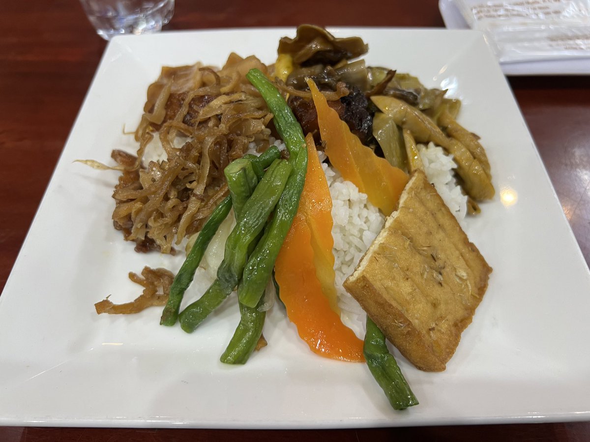 cowboykuro's tweet photo. 安定の精進料理。最近はお店の方がニコニコして出迎えてくれるようになった。おかげで、美味しさがマシマシ！最高です。いつもありがとう😊

#comchay #mytho #vietnam #ありがとう https://t.co/QhDqY2GJYN