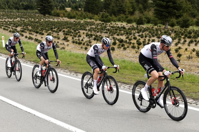 nieuwsbladsport's tweet photo. Drama voor Tadej Pogacar! Sloveense topfavoriet crasht nog voor finale en moet opgeven in Luik-Bastenaken-Luik https://t.co/VfQpkXR08X https://t.co/BQLWaetgQ6