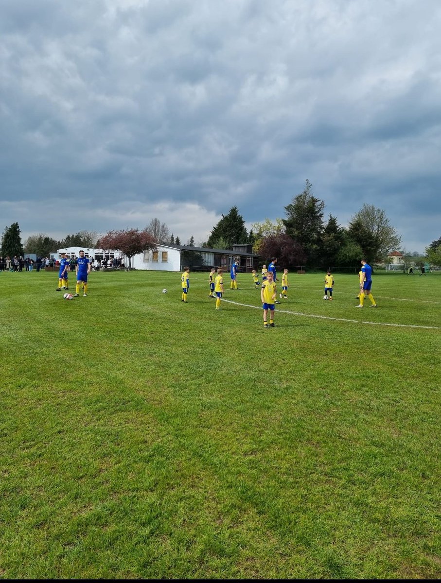 RunwellsportsFc's tweet photo. Club open day means mascots. It was great to see the interaction between our first team and some of our youth players In front of a large supporting crowd. https://t.co/lOCdWLTO02