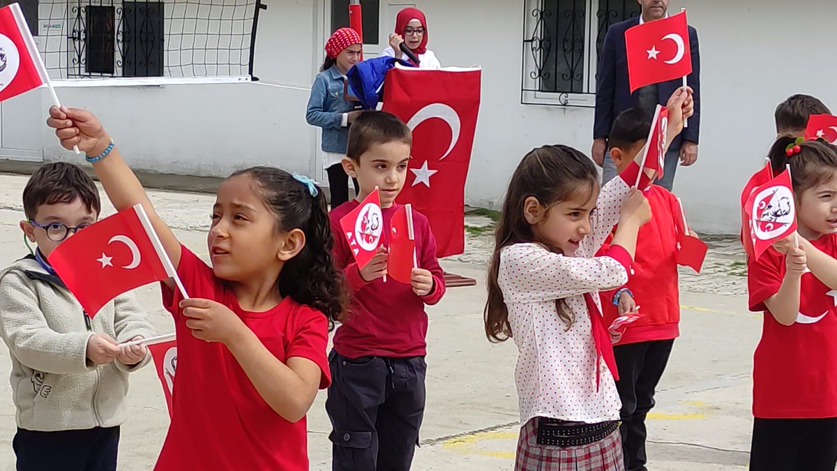 IlkYuzbas's tweet photo. 23 Nisan Ulusal Egemenlik ve Çocuk Bayramı Büyük Coşkuyla Kutlandı.

Programın hazırlanmasında emeği geçen tüm öğretmen ve öğrencilerimize  teşekkür ederiz. 
@tcmeb
#23Nisan🇹🇷 
#UlusalEgemenlikveÇocukBayramı🇹🇷 https://t.co/Utg987NxiQ
