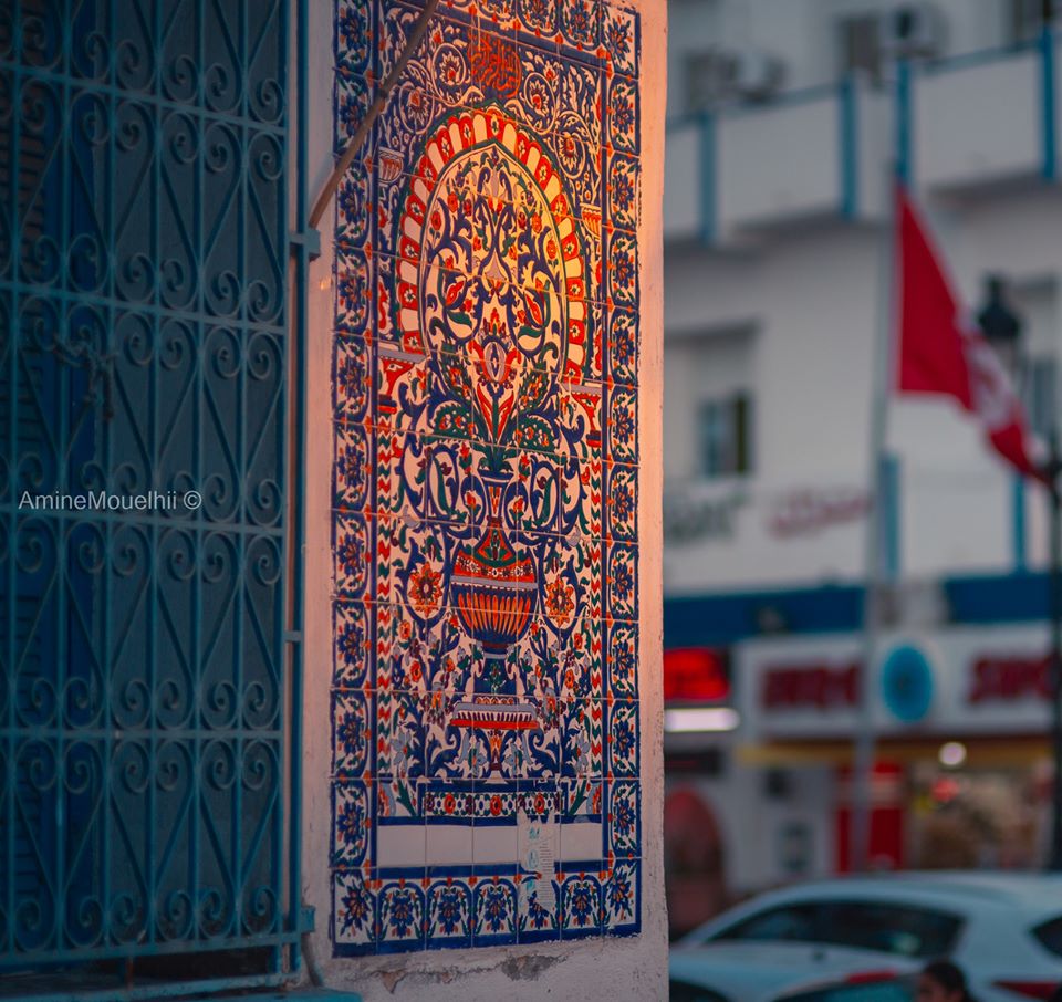 to the streets of neighboring #Sousse.. we stop by this glimmering piece portraying #Tunisia's #faience and delicacy in the very heart city, pictured by Amine Mouelhi