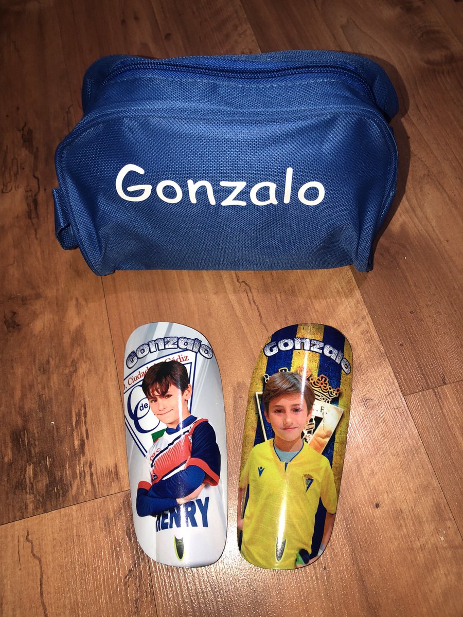 espinilleras_c's tweet photo. Espinilleras de Gonzalo, joven jugador gaditano!!! Q las disfrutes campeón!!! @saezbernal https://t.co/h3GcYkPmRK