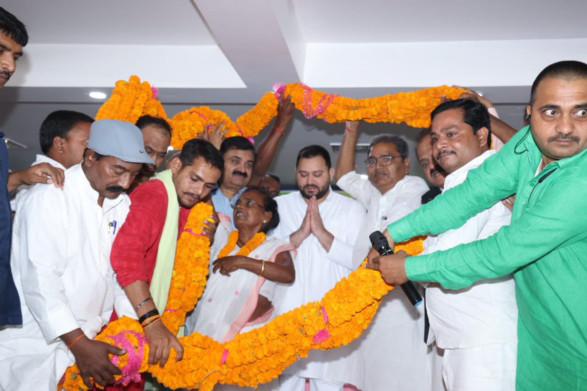 yadavtejashwi's tweet photo. इस तरह के सामाजिक आयोजन से समाज में एक जागरूकता आती है। हमारी सरकार ने इस समाज की माँग पर पान की उन्नत किस्म की खेती के लिए 40 करोड़ की लागत से एक Research &amp; Center for Excellence स्थापित करने का निर्णय लिया है। https://t.co/Z8yrLycLeL