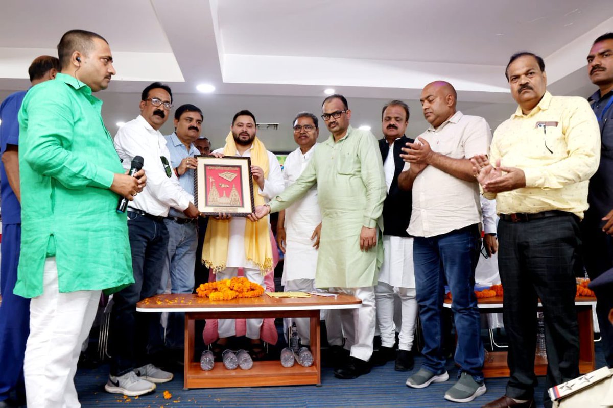 yadavtejashwi's tweet photo. इस तरह के सामाजिक आयोजन से समाज में एक जागरूकता आती है। हमारी सरकार ने इस समाज की माँग पर पान की उन्नत किस्म की खेती के लिए 40 करोड़ की लागत से एक Research &amp; Center for Excellence स्थापित करने का निर्णय लिया है। https://t.co/Z8yrLycLeL