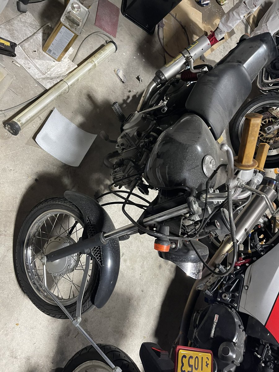 Hajime48140650's tweet image. #GS50

また、バイクが増えたァ 💦