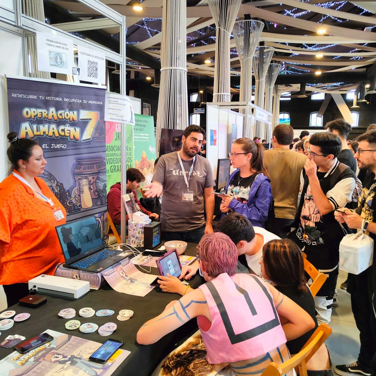 OpAlmacen7's tweet photo. @granadagaming ¡Qué de gente y qué diversa pasando por nuestro stand! 🥰 https://t.co/oPJpFEKpK0